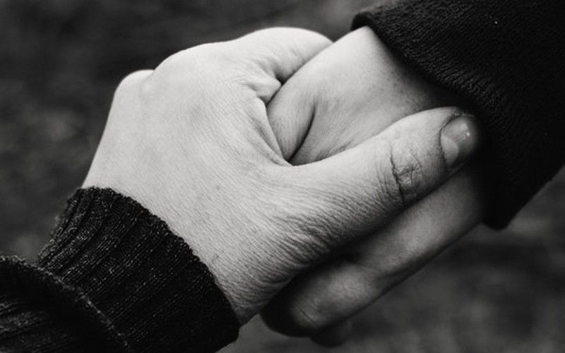 Beratung bei Beziehungsproblemen: Hände die sich halten