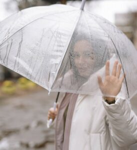Zyklus beobachten: Frau mit Regenschirm